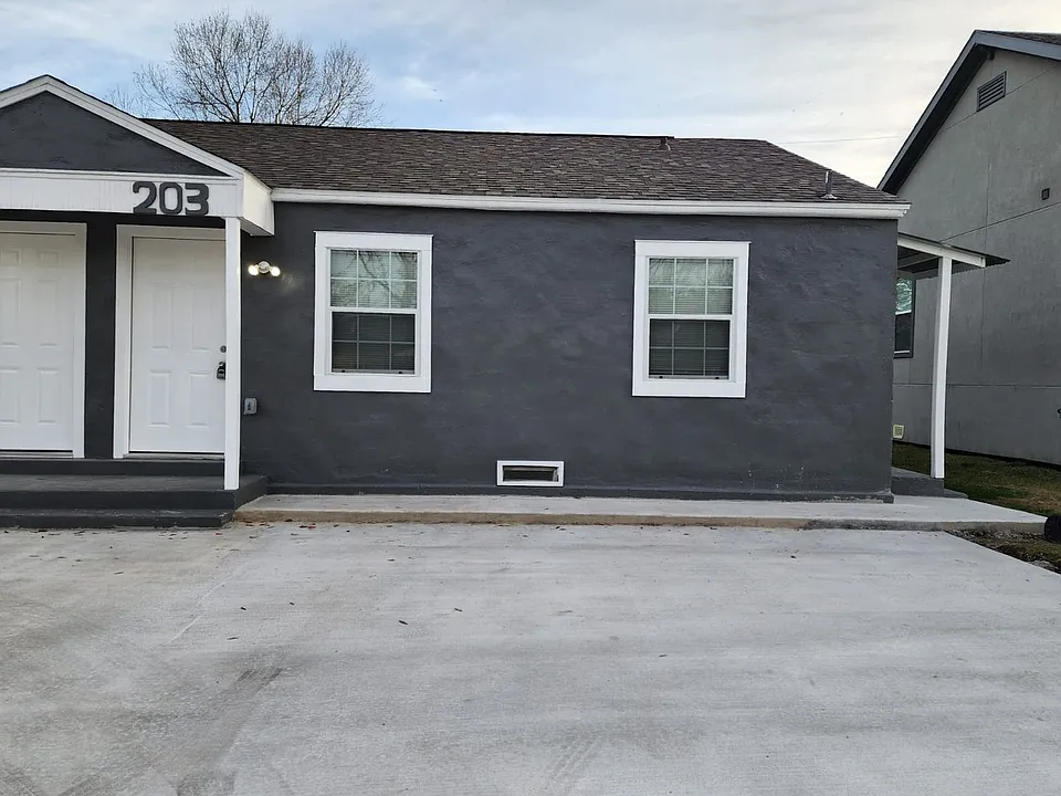 203 W Dewey Ave