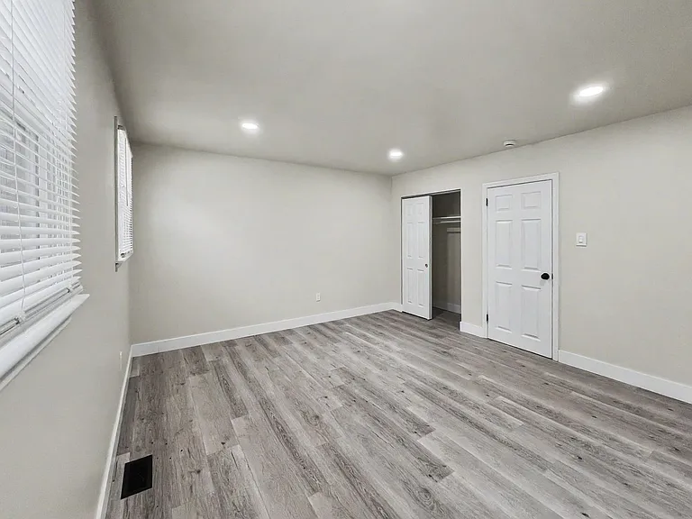 200 E Maple Ave — Photo 48
