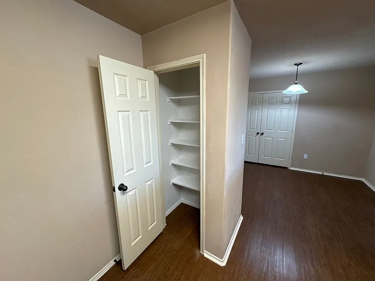 2725 Lovers Ln — Photo 10