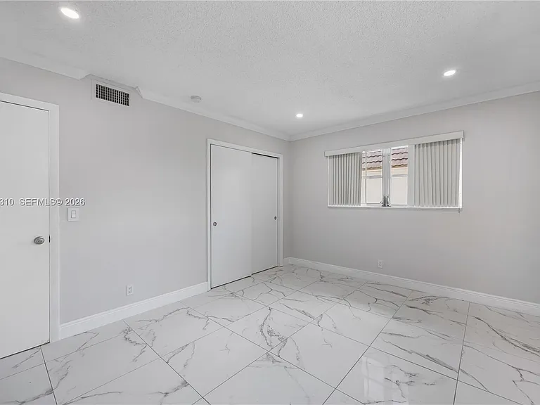5450 Hollywood Blvd #203 — Photo 12