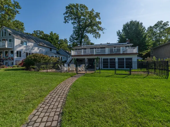 816 E Eagle Lake Dr, Kalamazoo, MI 49009