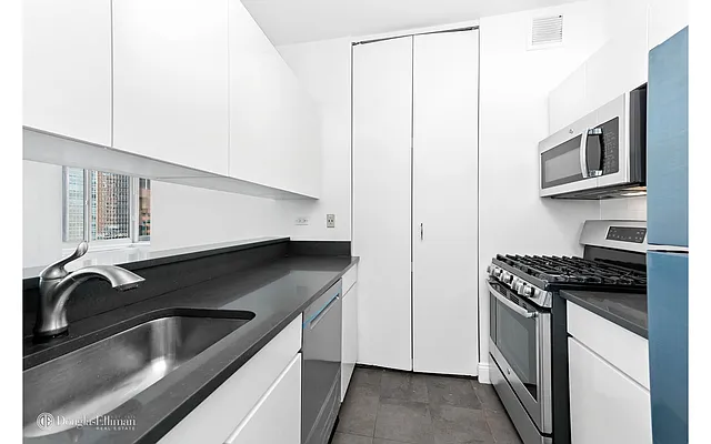 Rented by Douglas Elliman | media 17
