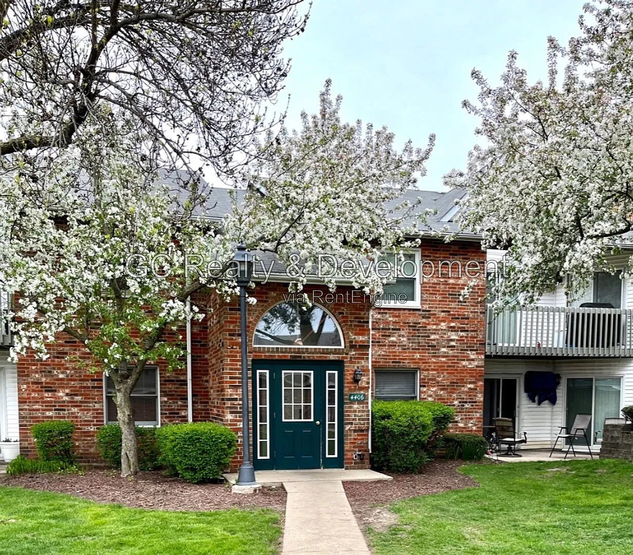 2 bed, 1.0 bath, 819 sqft, $1,675 — Photo 1