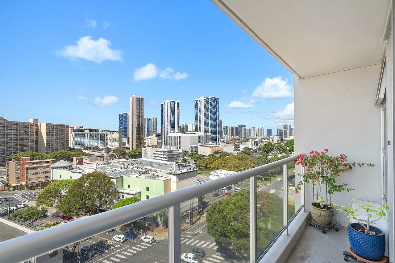 1315 Kalakaua Ave — Photo 2