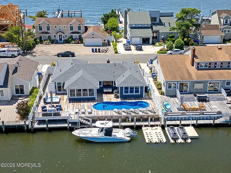 347 Bay Ln — Photo 10