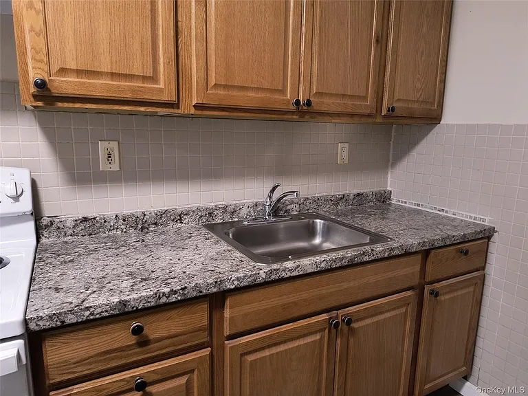 22 Gidney Ave #LOWER LEVEL — Photo 5