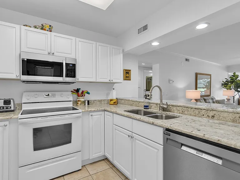 15 Plantation Dr #101 — Photo 2