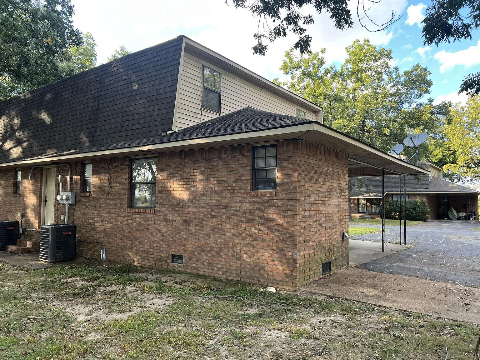 1803 Thomas Ln - B — Photo 2