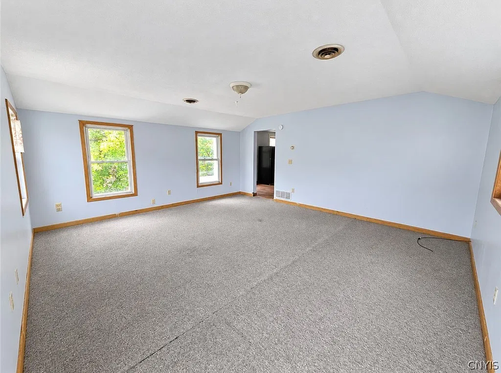 2 bed, 1.0 bath, 2460 sqft, $1,400 — Photo 4