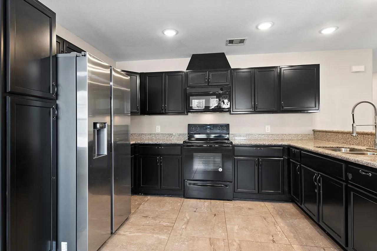 2 bed, 1.0 bath, 1940 sqft, $1,350 — Photo 2