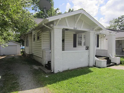 618 E Grand St Photo 1