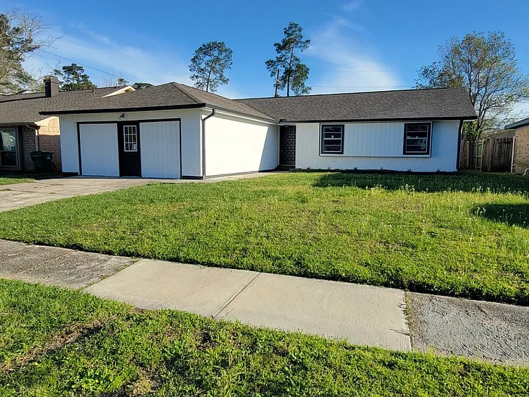 Sprawling 4 Bedroom and 2 Full Bathroom