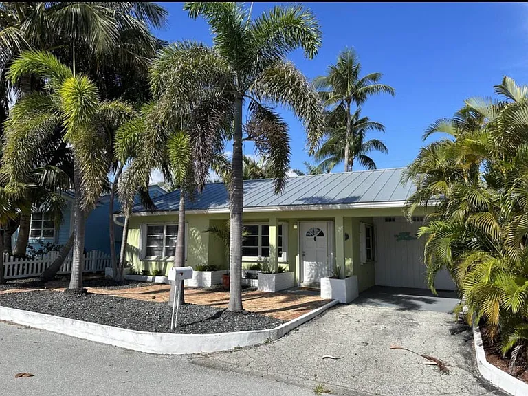 49 Douglas Dr — Photo 4