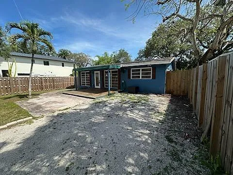 1424 SW 9th St — Photo 3