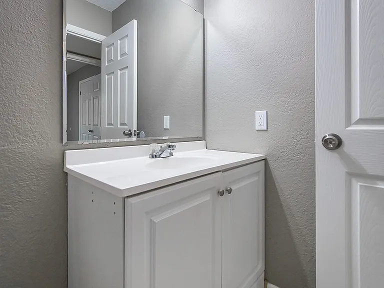 404 N Lincoln St — Photo 13
