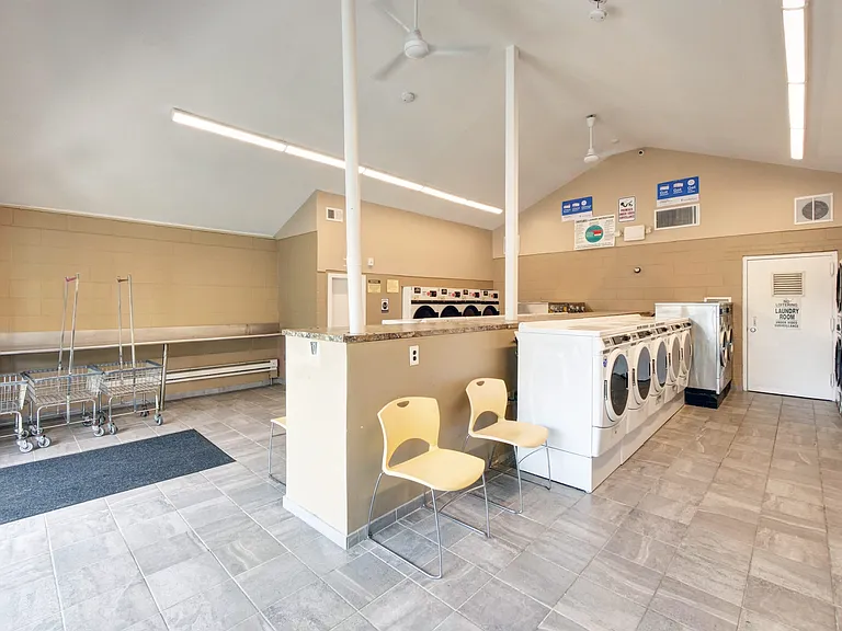 Oakview Apartments — Photo 15