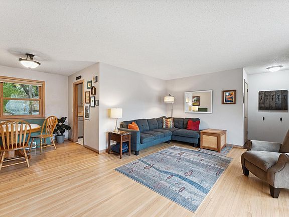3rd image of 8513 Meadow Lake Pl