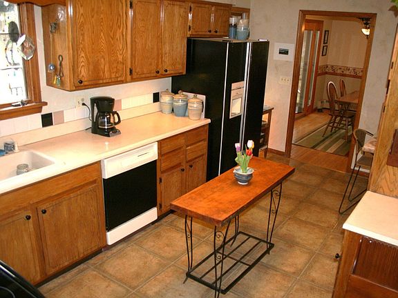 large kitchen w/ lots of cabinets