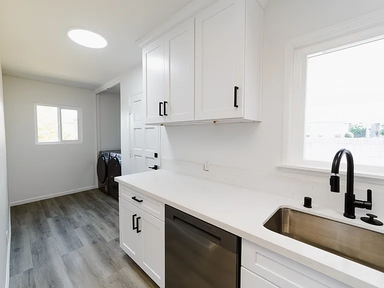 715 Acacia Ave — Photo 5