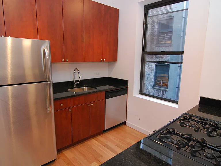 76 Pinehurst Ave — Photo 8