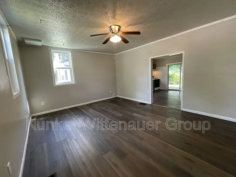 413 N Center St — Photo 6