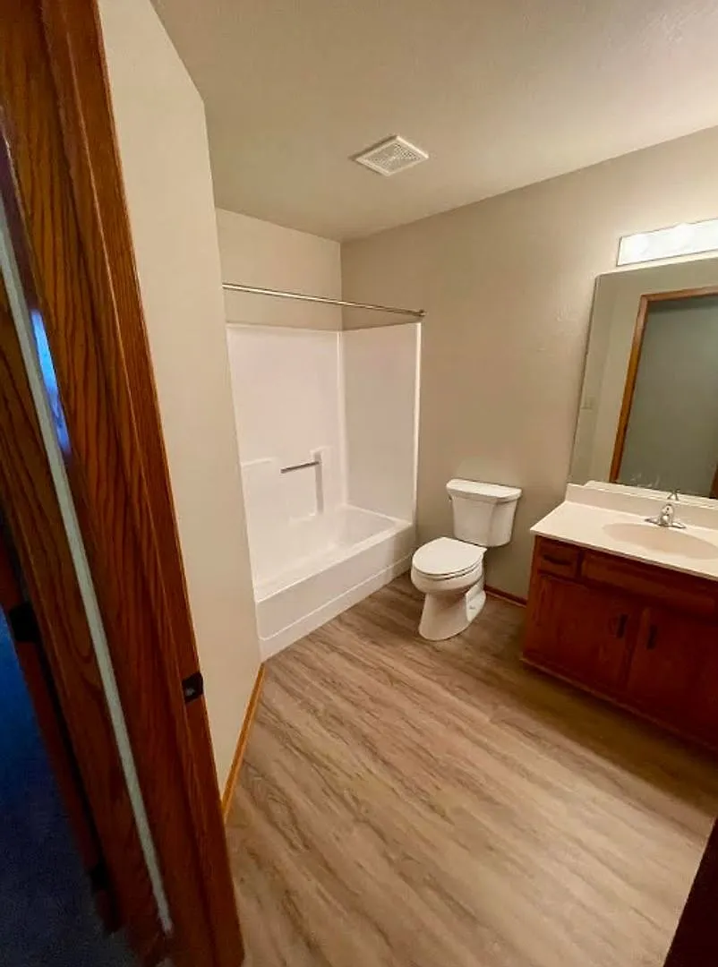 Seiberling - Hallcrest Apartments - 409 East 15th Street — Photo 4