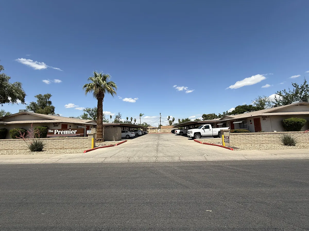 Building Photo - 2330 W Belmont Ave