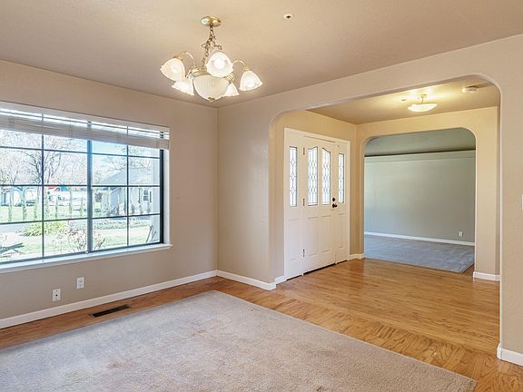5th image of 222 Oak Park Ln