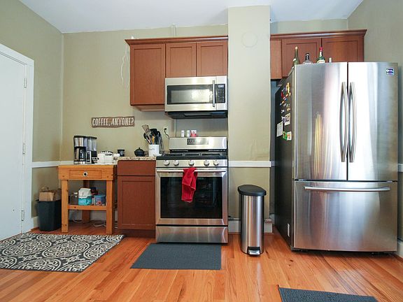 5th image of 910 22nd Ave NE #1