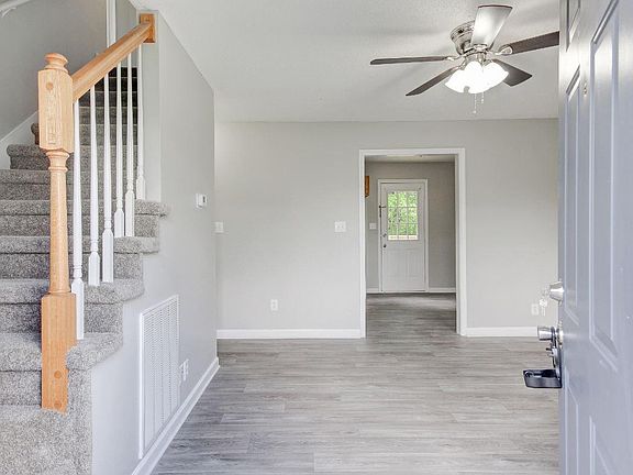 3rd image of 969 Applegrove Cir