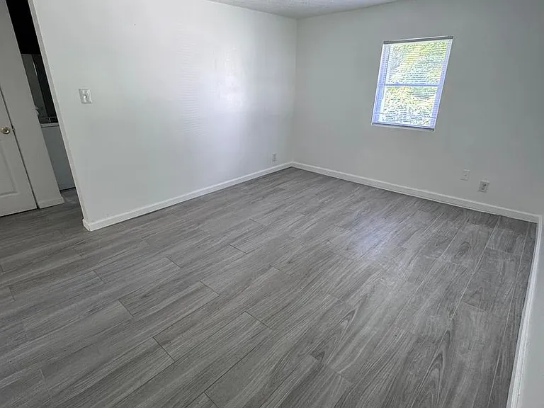 1841 King Ave — Photo 2