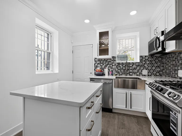 807 N 42nd St — Photo 13