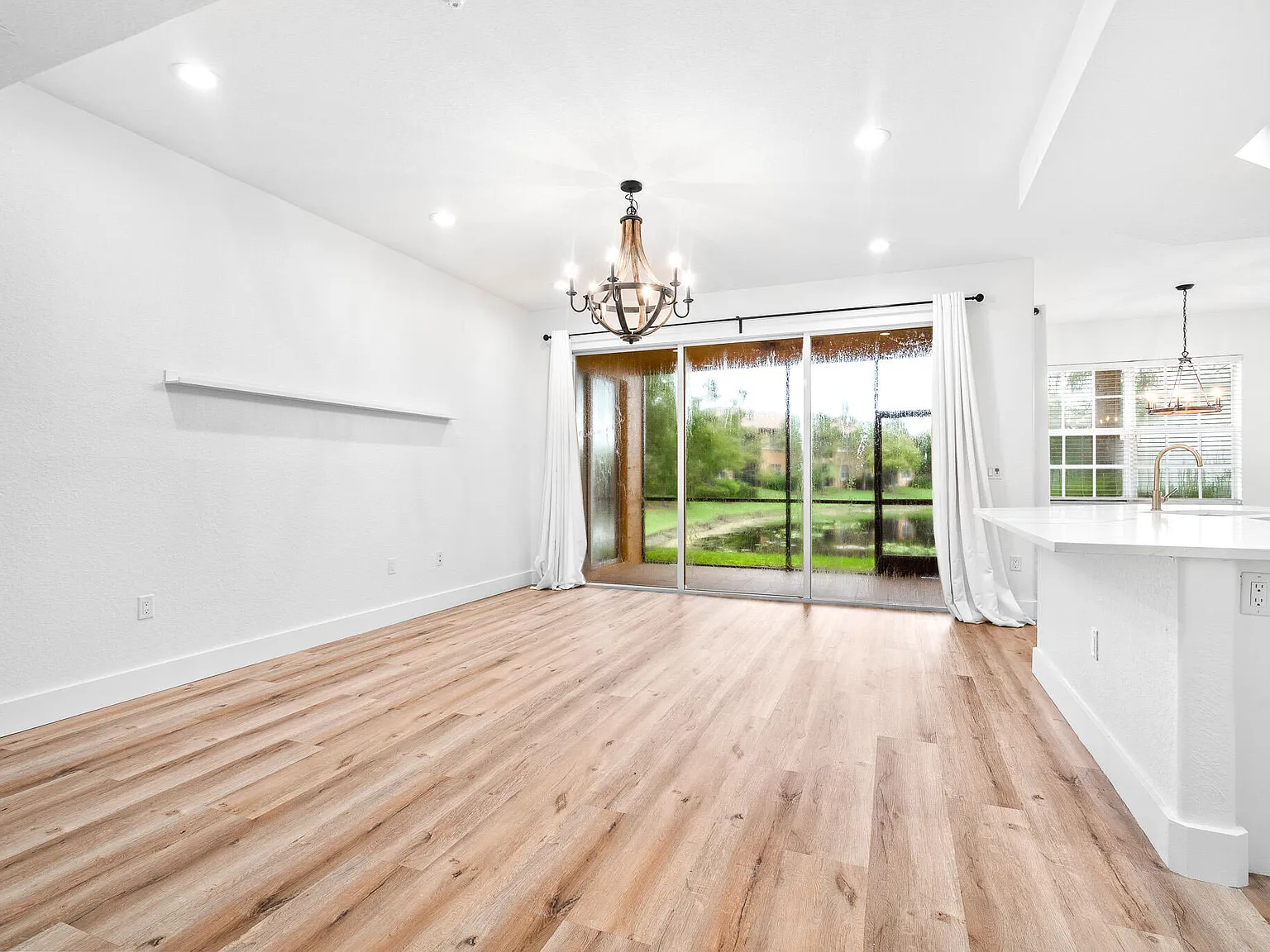3 bed, 2.0 bath, 1401 sqft, $3,700 — Photo 4