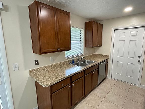 4th image of 461 SE Dalva Ave