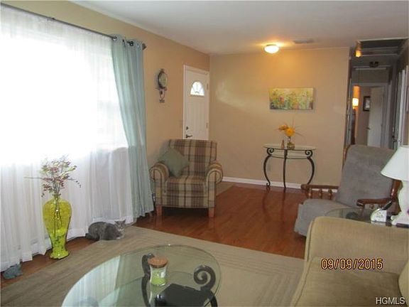 4th image of 27 Maureen Dr