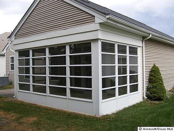 5th image of 18 Silverspring Dr