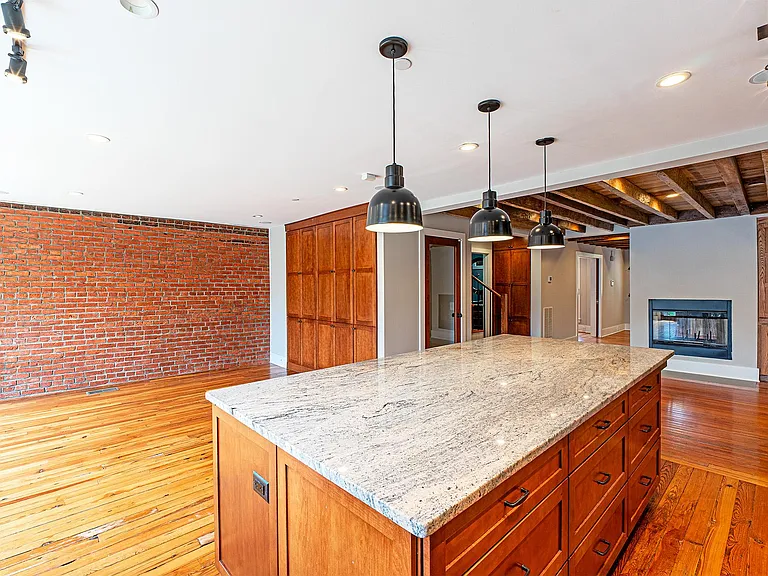 325 D St SE — Photo 16