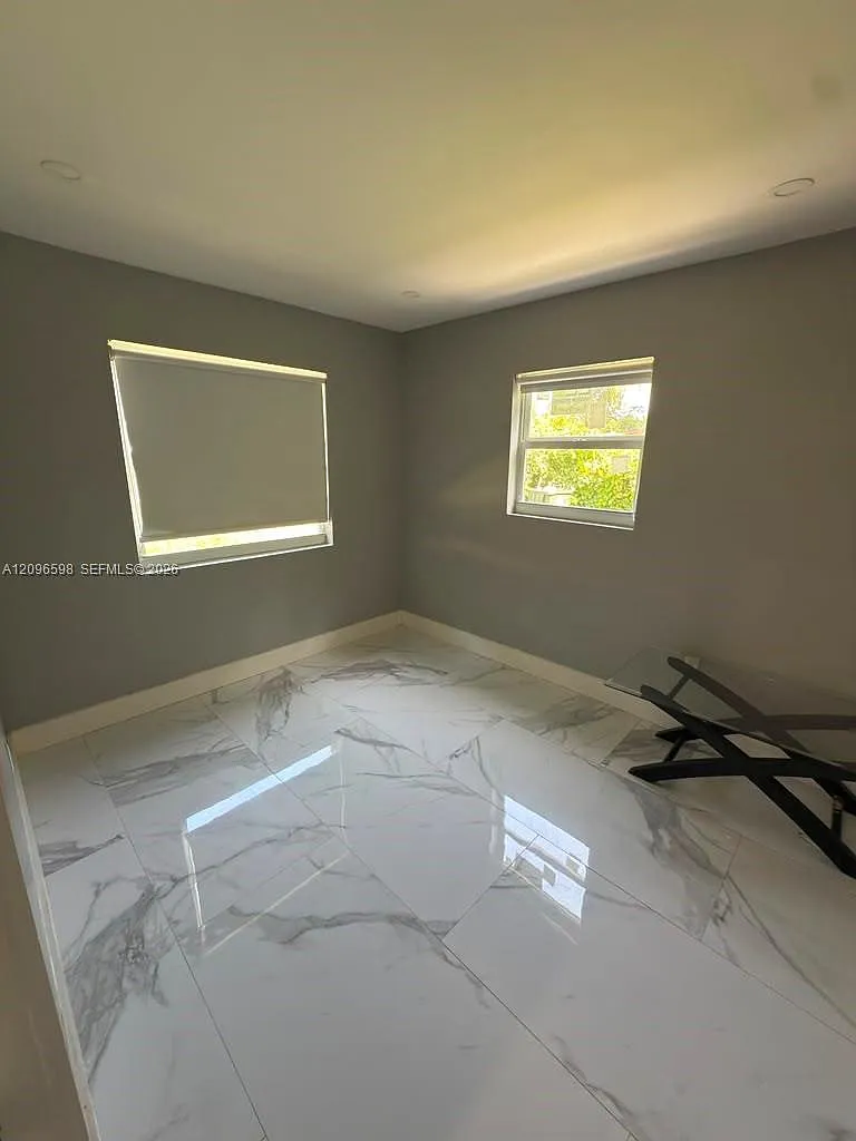 4910 SW 28th Ter — Photo 4