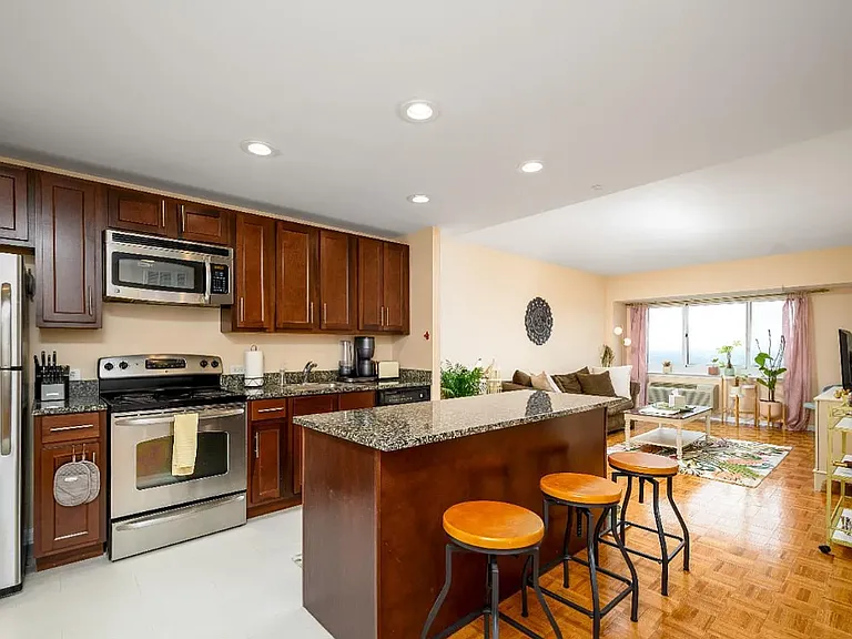 110 Somerset St #2103 — Photo 1