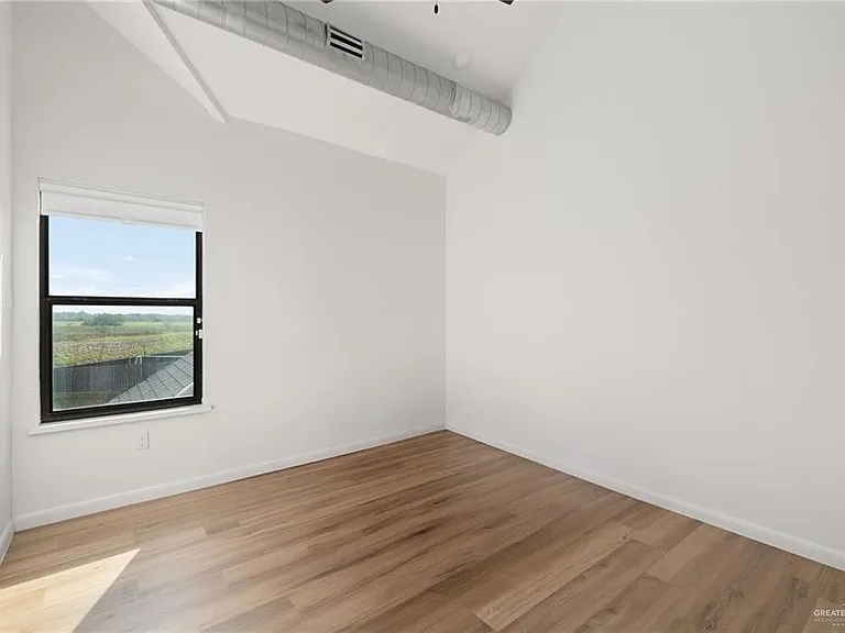 1912 Silverton Cir — Photo 20