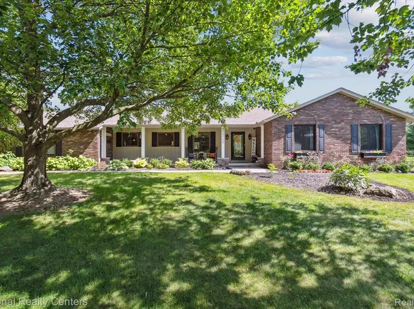 30720 Lincoln Ct, New Hudson, MI 48165