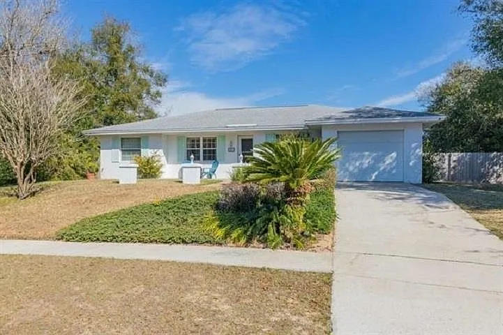 3 bed, 2.0 bath, 1447 sqft, $2,100 — Photo 2