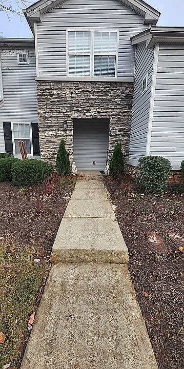 1st image of 650 W Oaks Dr