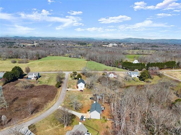 135 Windfield Ridge Dr, Mount Airy, GA 30563