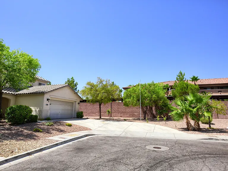 10555 Lilac Tree Ave — Photo 12