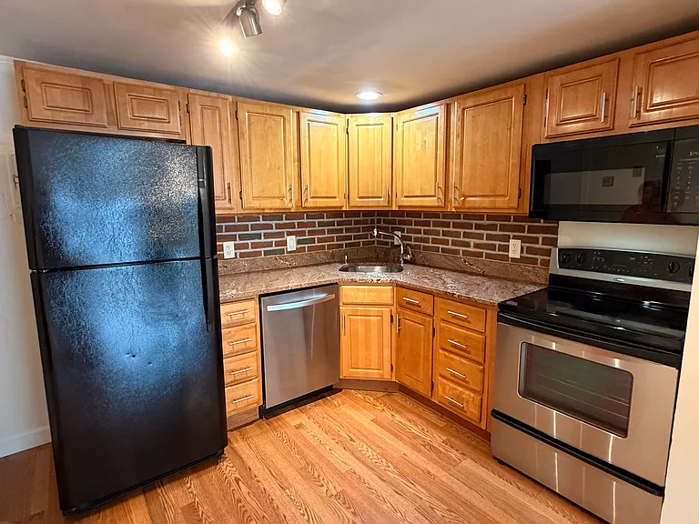 95 E Broadway St #10 — Photo 3