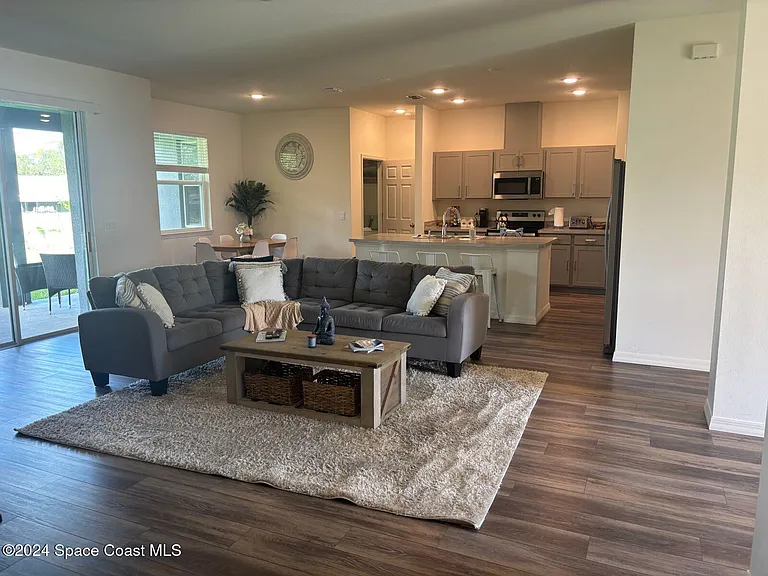 647 Airoso Rd SE — Photo 9