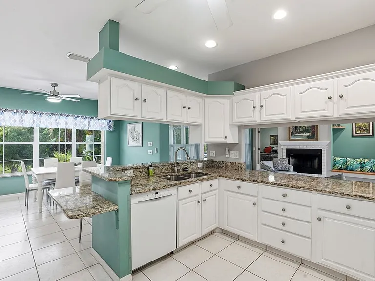 381 Worthington St — Photo 3