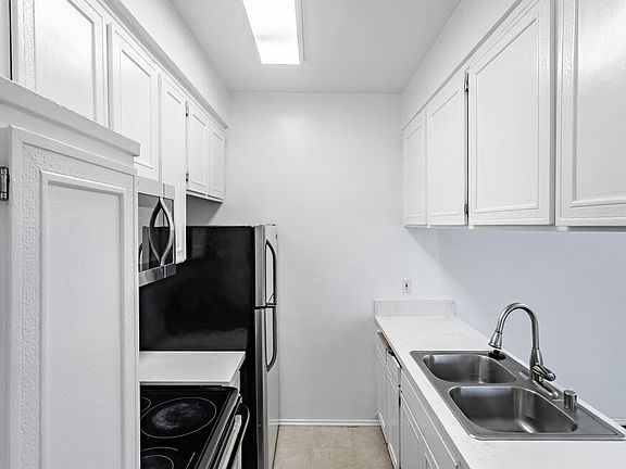 3rd image of 10905 Ohio Ave APT 323