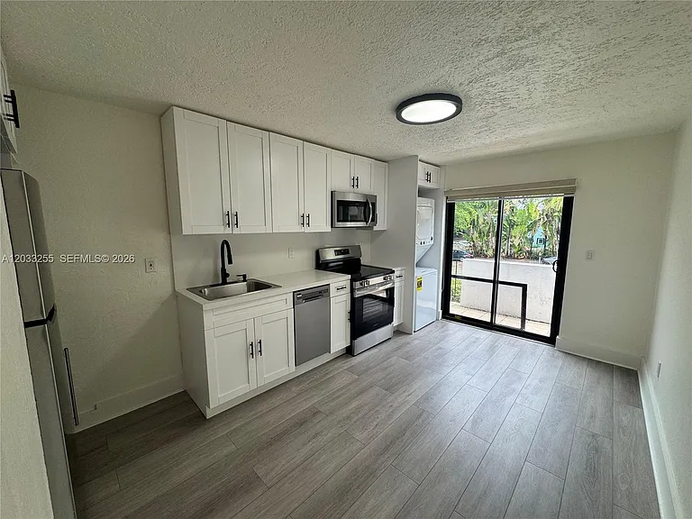 3011 SW 1st Ave #9 — Photo 2